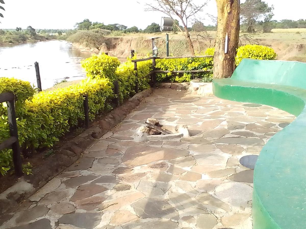 Lodge Mara River
