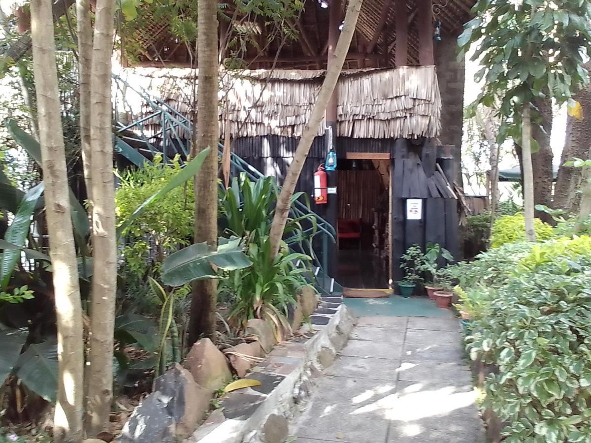 Lodge Mara River
